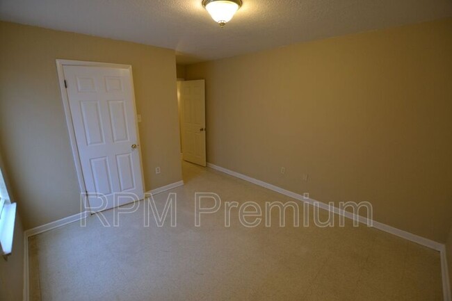 Building Photo - 2150 N Sherwood Forest Dr