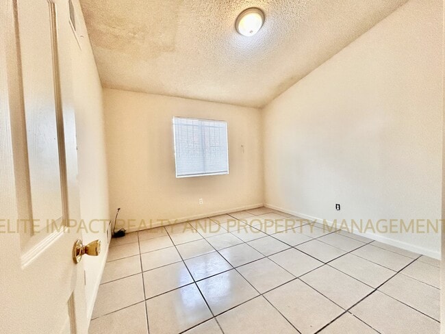 Building Photo - 425 E Thoroughbred St