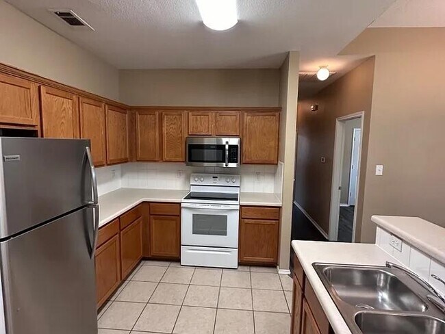 Building Photo - 990 Sierra Vista Ct