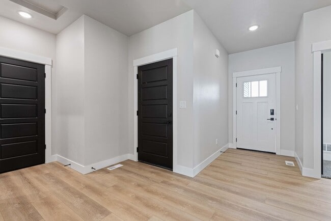 Building Photo - AWESOME 3 Bed 2 Bath Twin home in Sugar city