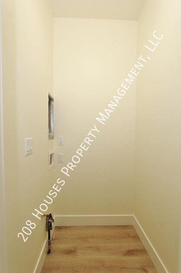 Building Photo - Immaculate Apartment w/2 Master Suites *75...