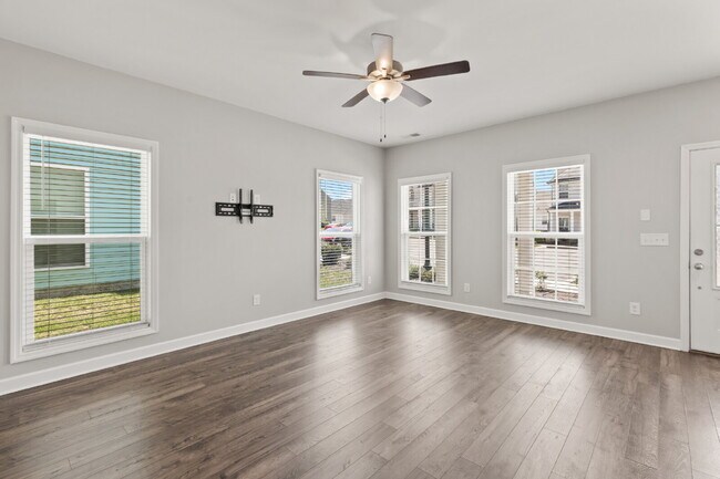 Building Photo - Luxury End-Unit Townhome Near 386 & Long Hollow Pike | Designer Finishes, Prime Location & Mainte...