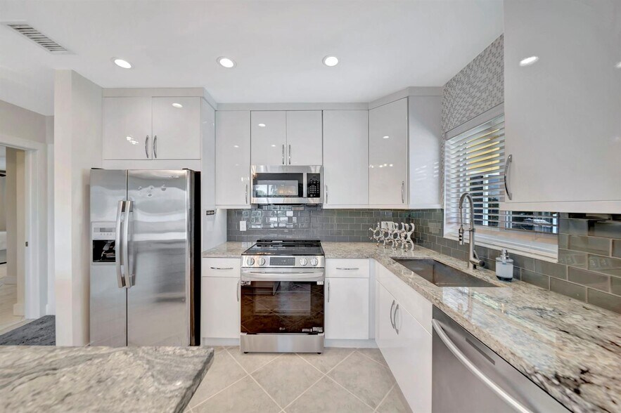 Building Photo - 2811 NE 51st St