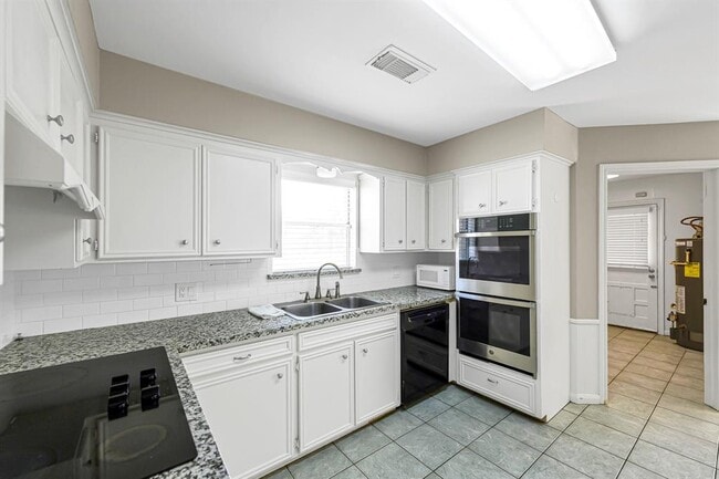 Building Photo - 614 Val Lena Dr