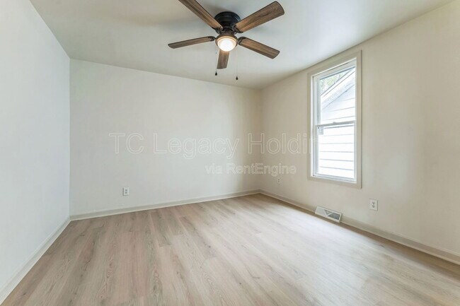 Building Photo - 421 Walnut Ave