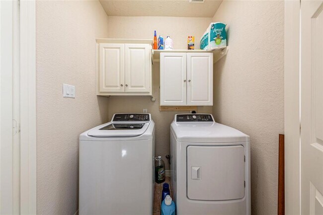 Building Photo - 2938 Royal Oaks Crest