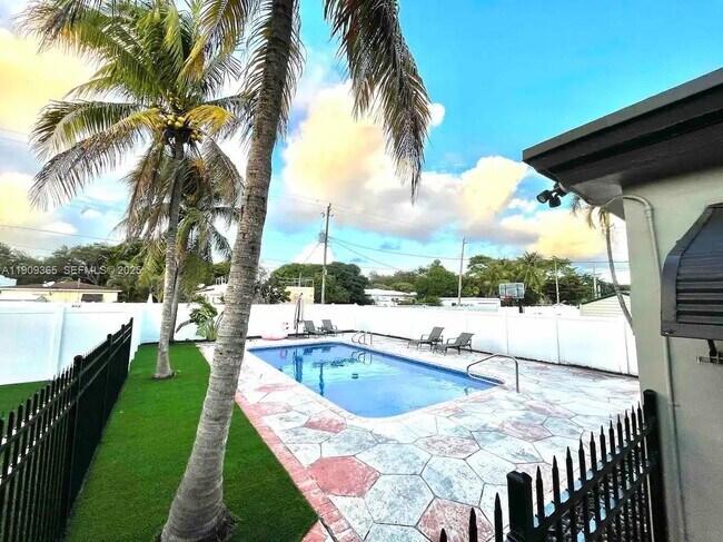 Building Photo - 1929 Dewey St