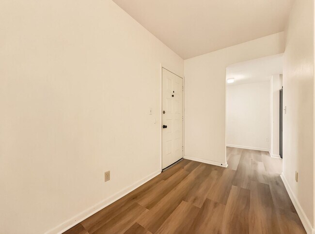 Building Photo - 2 bed 2 bath annual rental *** First floor condo *** Kings Lake Community