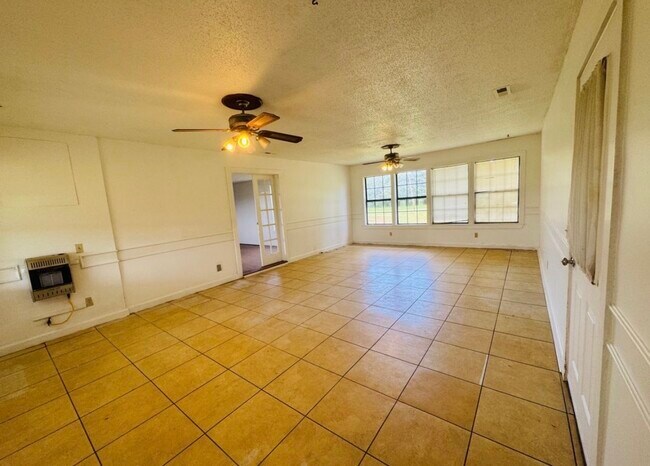 Building Photo - 572 Lexington Dr