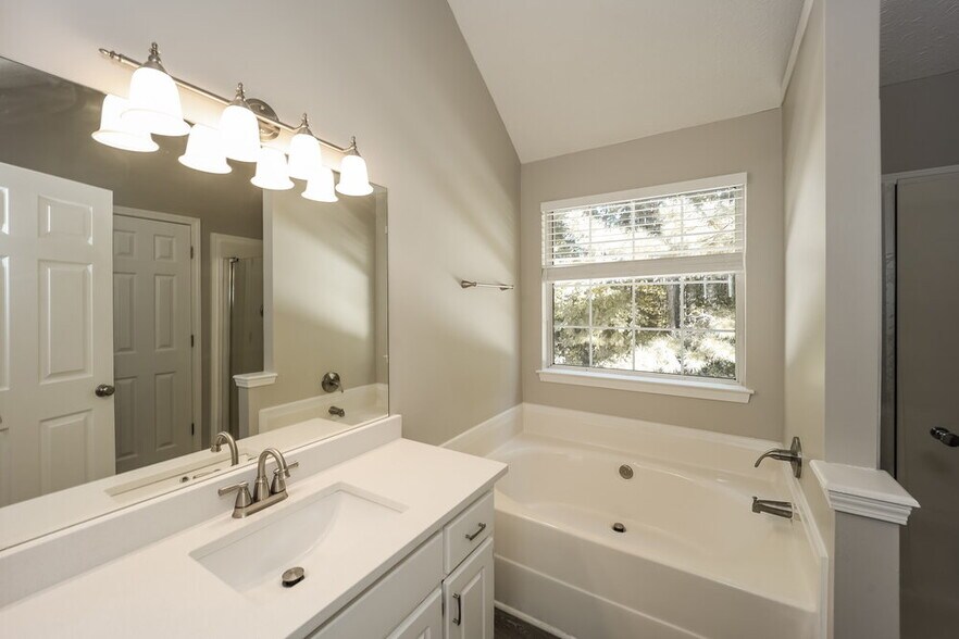 Building Photo - 7196 Williamsburg Dr