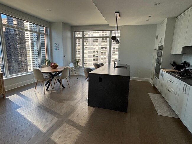 Building Photo - 514 N Peshtigo Ct