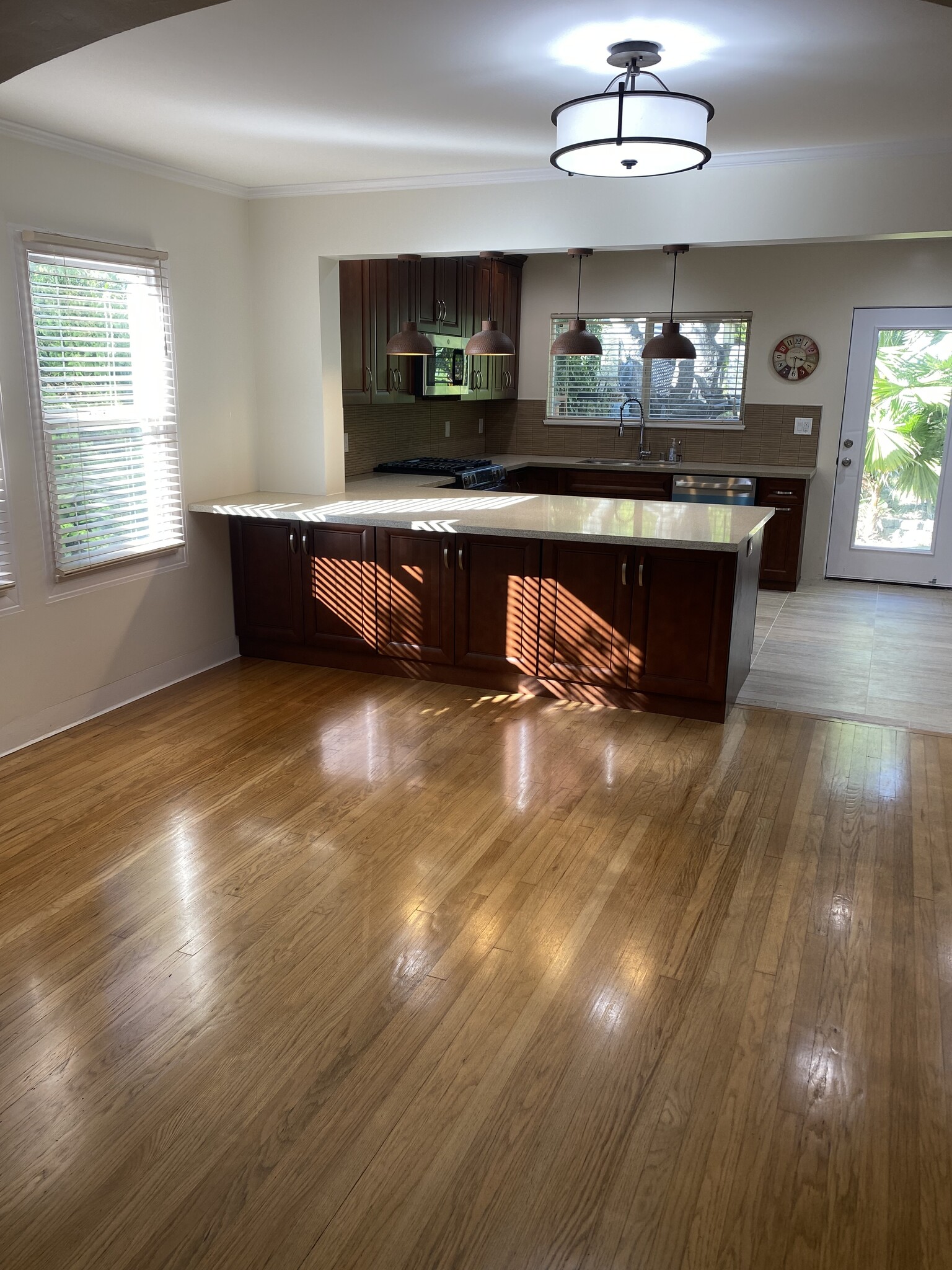 diningrm2 - 1057 E Main St