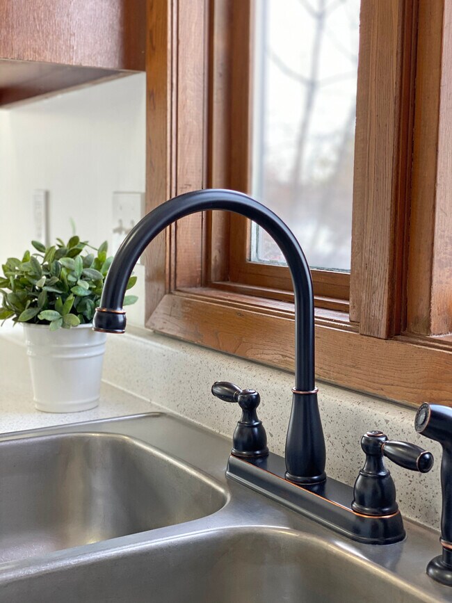 Building Photo - 722 Silver Lake Road NW