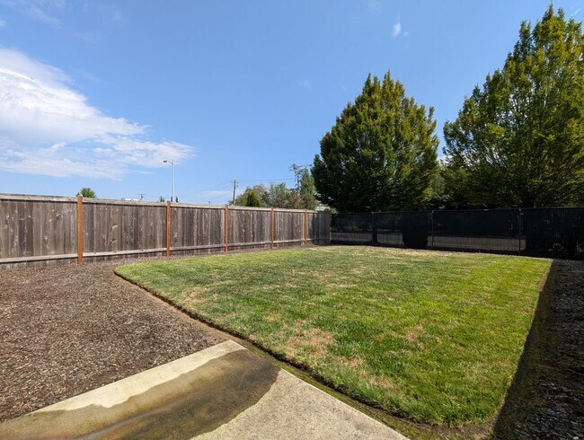 Building Photo - Great 3 bedroom/ 2.5 bathroom duplex- Near...