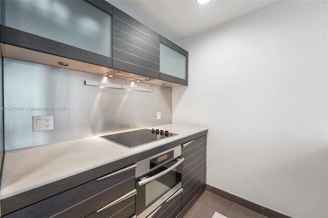 Building Photo - 200 Biscayne Blvd Way