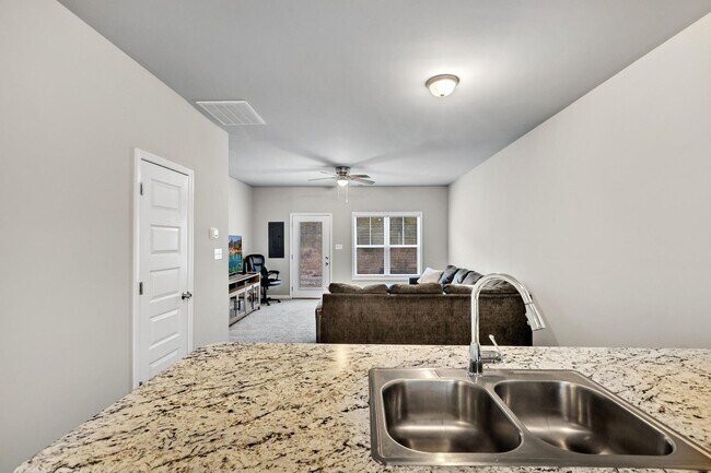 Building Photo - Furnished rental available now!!