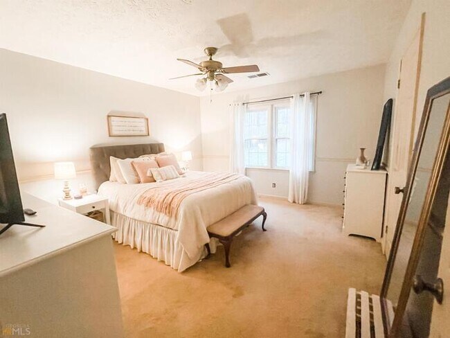 Building Photo - Fantastic 3bd/2ba home! Coming soon!