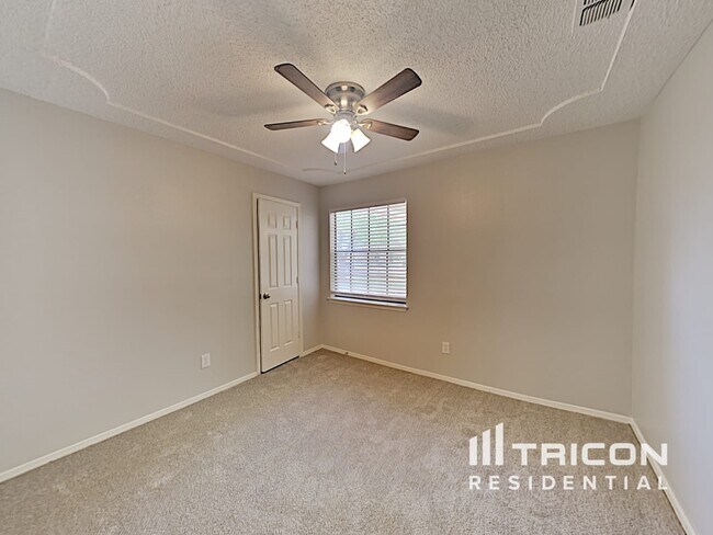 Building Photo - 2908 S Meadow Dr