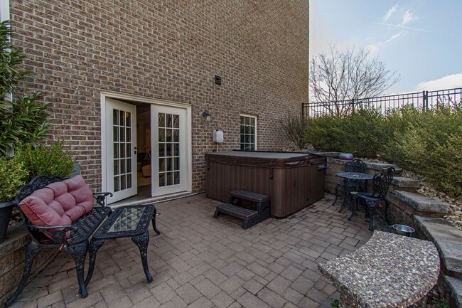 Building Photo - Spacious Home with Hot Tub, Fenced Yard an...