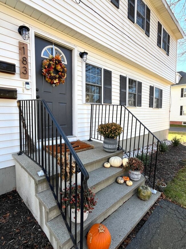 Building Photo - Rosemont Updated 2 Bedroom Unit