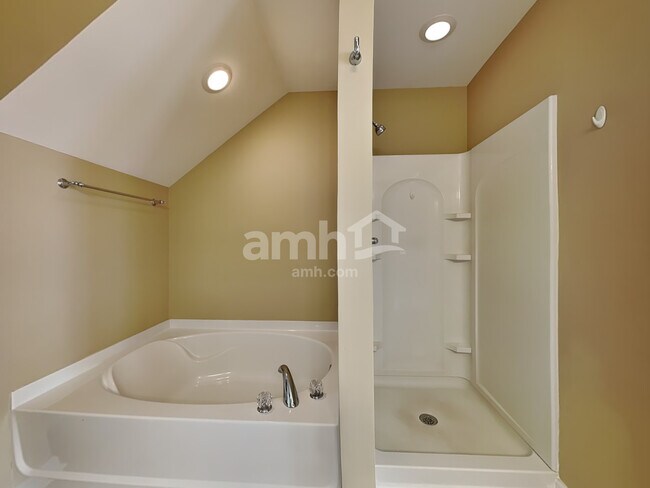 Building Photo - 113 Pin Oak Court