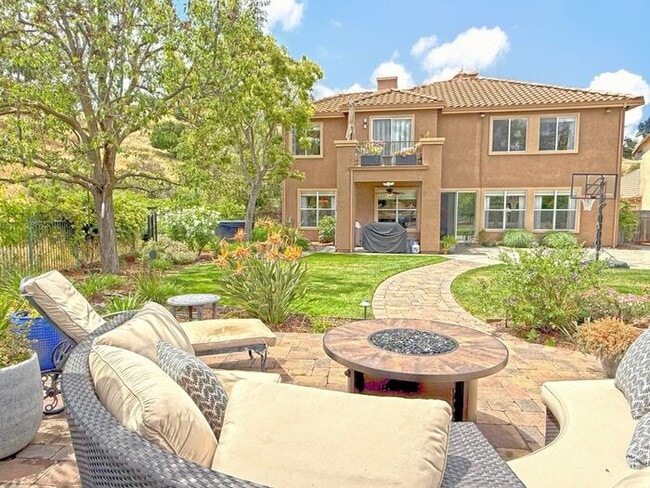 Building Photo - 5881 Capilano Dr
