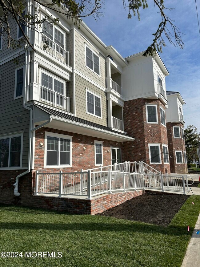 Building Photo - 33 Union Ave