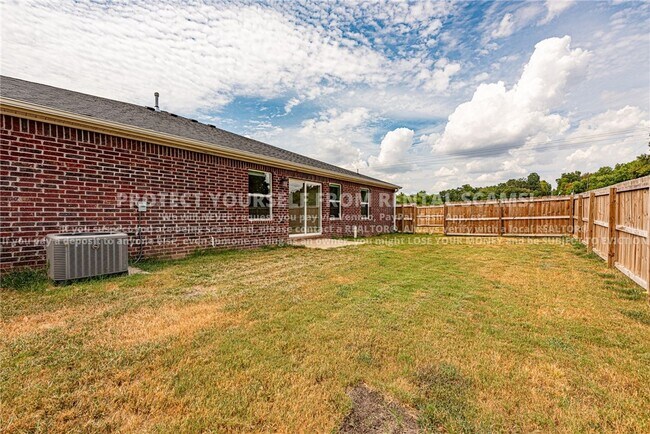 Building Photo - 20674 Dawn Hill East Rd