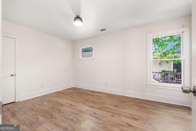 Building Photo - 94 Lucy St SE