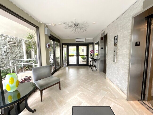 Building Photo - 9800 W Bay Harbor Dr