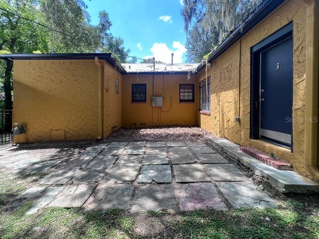 Building Photo - 2734 SW 3rd Pl