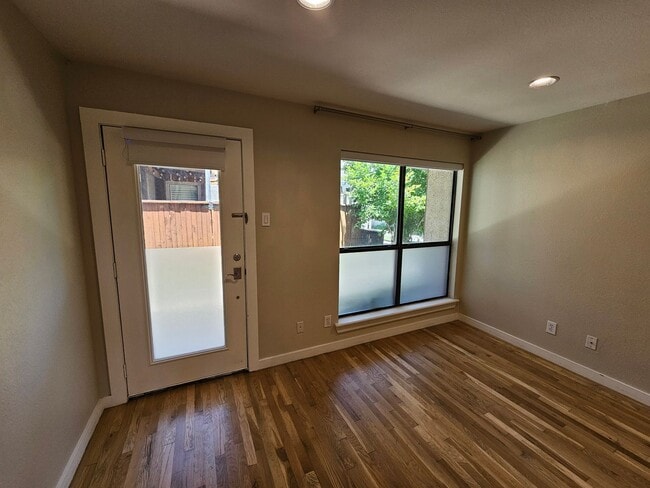 Building Photo - 2-bedroom, 2-bath condo in Gated community...