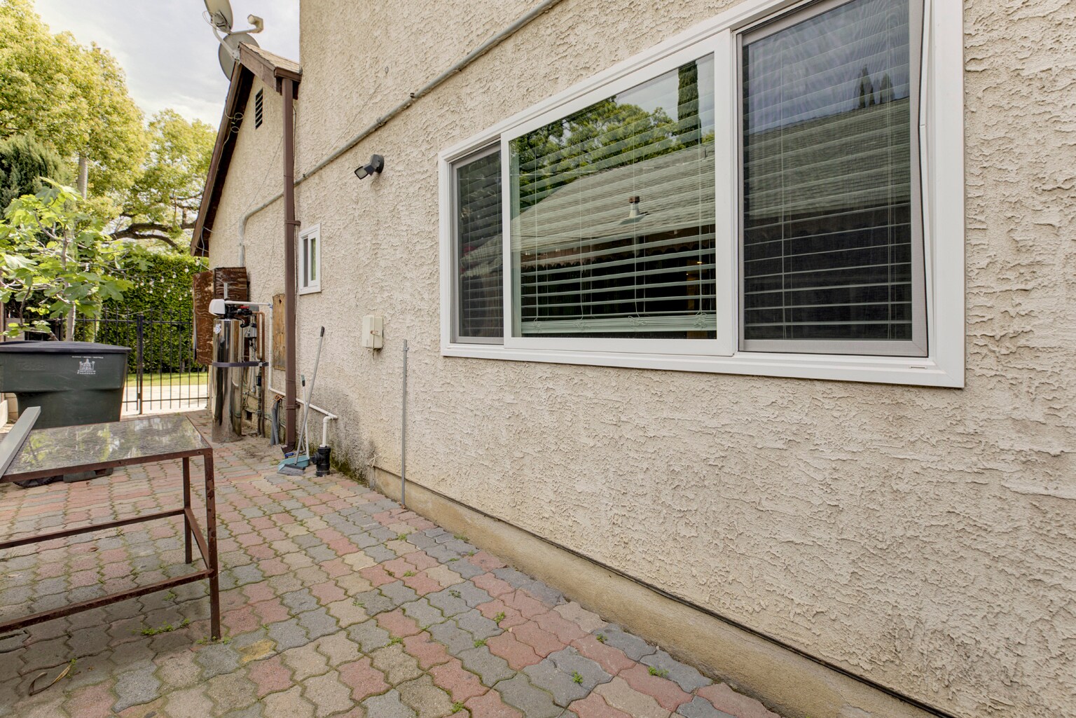 Building Photo - 247 N Oak Ave