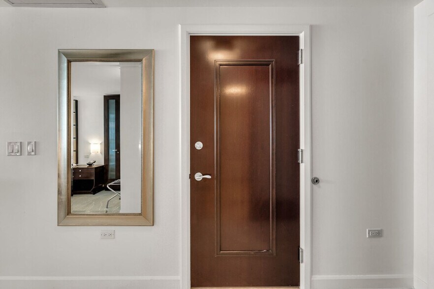 Building Photo - 4343 Collins Ave
