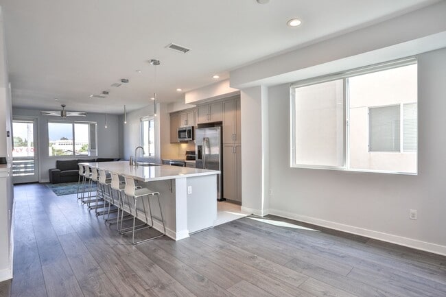 Building Photo - 3 bedroom 2.5 bath in Gated Community