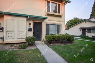 Building Photo - 2 Bed & 1.5 Bath Townhouse in San Jose, CA...