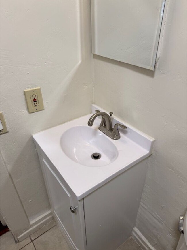 Building Photo - 501 W 8th St