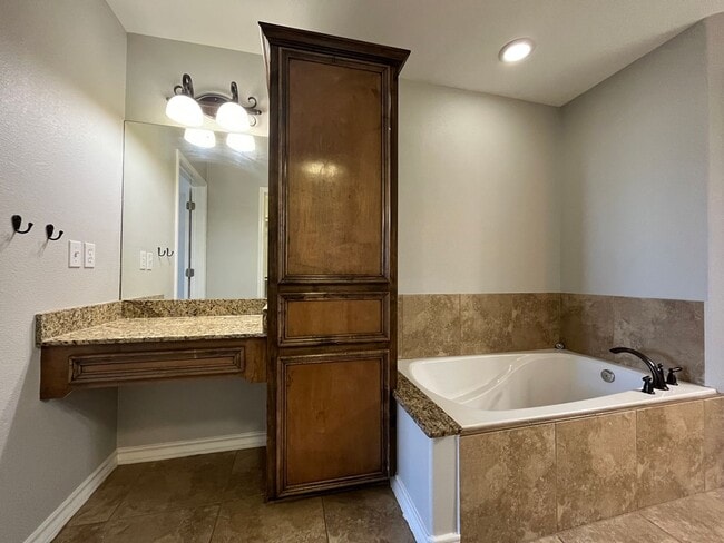 Building Photo - 2901 Dante Dr