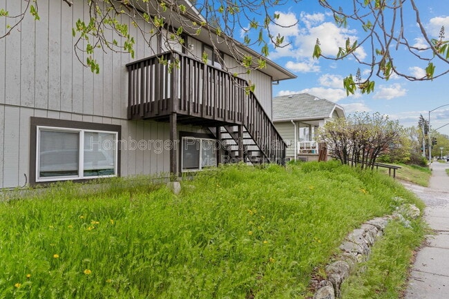 Building Photo - 911 E Bridgeport Ave