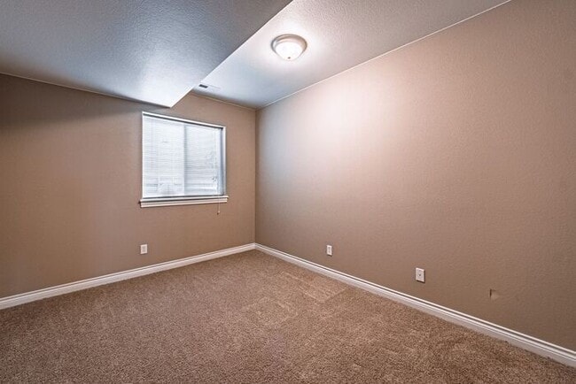 Building Photo - Stunning 5BR Home with Luxury Master Suite & Low-Maintenance Yard!