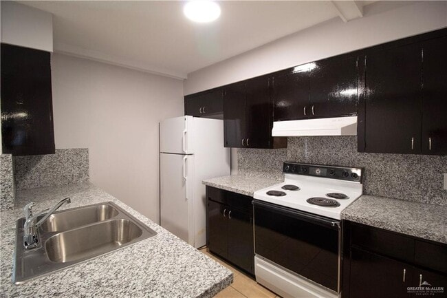 Building Photo - 10 Fern Ave W