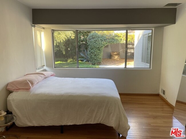 Building Photo - 423 W Ellis Ave