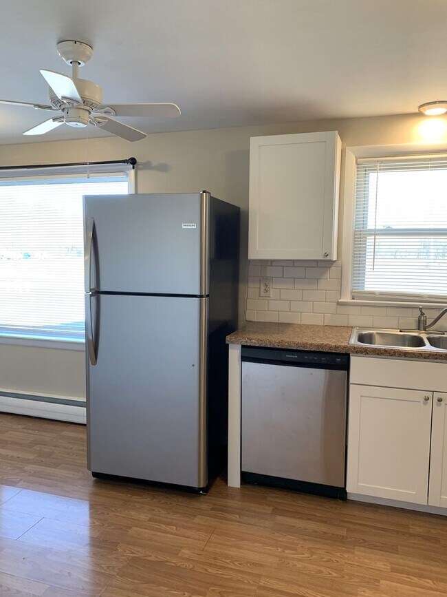 Building Photo - Move-in ready!! Bonus room that could easily be utilized as a 3rd bedroom!!