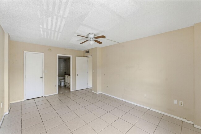Building Photo - 4152 Inverrary Dr