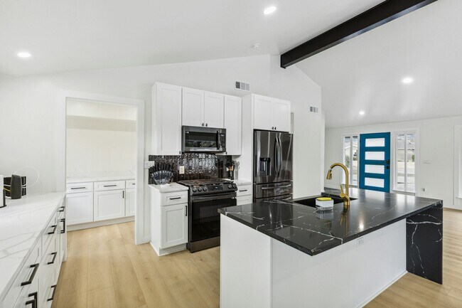 Building Photo - 3236 Golfing Green Pl