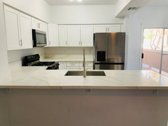 Building Photo - 3 bed, 2 bath, 2 car garage townhouse for ...