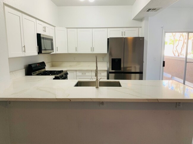 Building Photo - 3 bed, 2 bath, 2 car garage townhouse for rent