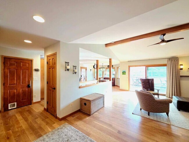 Building Photo - Gorgeous 4 Bed, 3 Bath Home w/ STUNNING RI...