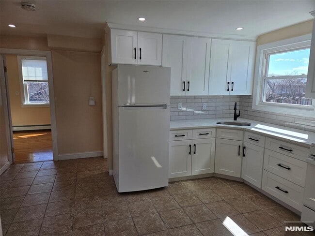 Building Photo - 14 Chestnut St