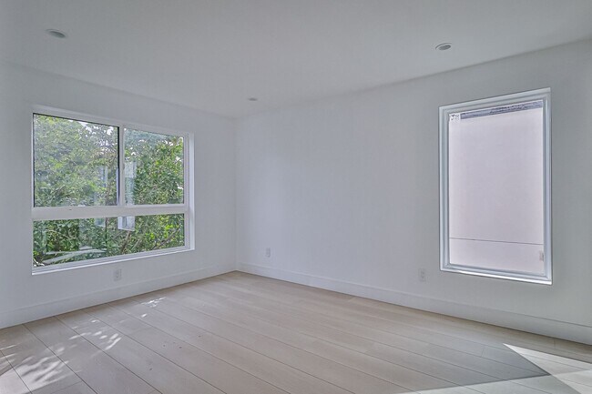 Building Photo - Modern 4 Bed / 3 Bath Townhome with Privat...